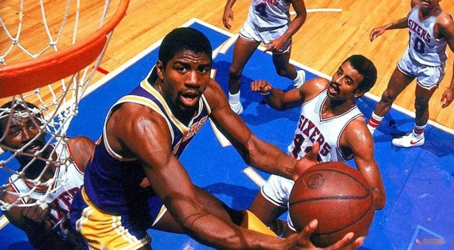 在篮板拼抢 在篮板拼抢